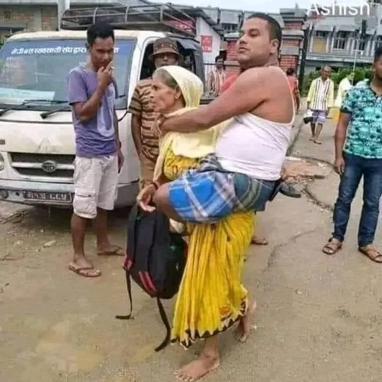 बुढ़ापे में भी बच्चे की बीमारियों के सामने खड़ी हो गई, एक माँ आज फिर भगवान से बड़ी हो गयी।