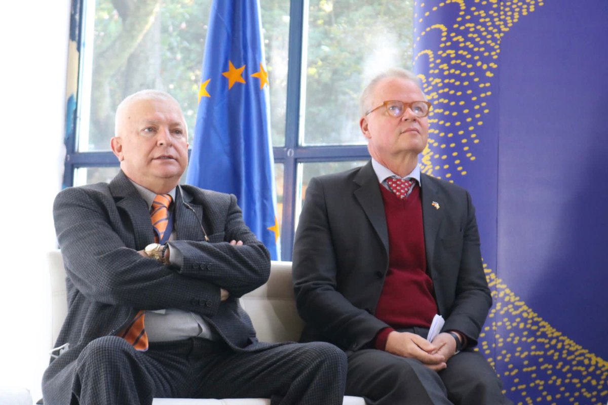 BDEcuadorBP's tweet photo. El gerente general del @BDEcuadorBP Marcelo Barros participa del lanzamiento de la Iniciativa Equipo Europa para la resilencia al cambio climático junto a la Comisaria de @EU_Partnerships @JuttaUrpilainen y @simoncueva ministro de @FinanzasEc 

#EcuadorDeLasOportunidades https://t.co/MbRGnokwzs