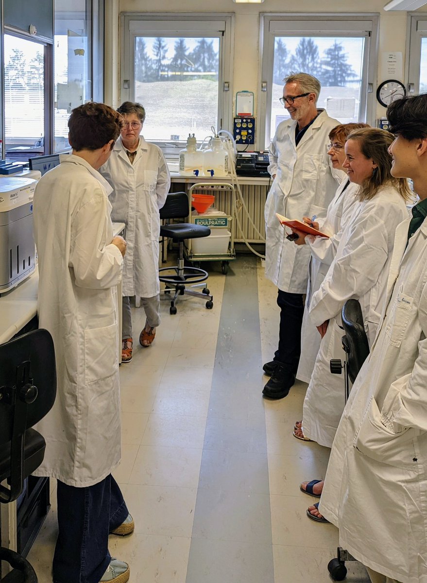 FRM_officiel's tweet photo. Notre parrain #ThierryLhermitte était hier à Saclay, dans le Laboratoire d'immuno-allergie alimentaire LIAA dirigé par Karine Adel-Patient, chercheuse soutenue par la FRM pour ses travaux sur le lien entre alimentation périnatale et allergies dans l'enfance #EnvironnementEtSanté https://t.co/QpVrHvMli9