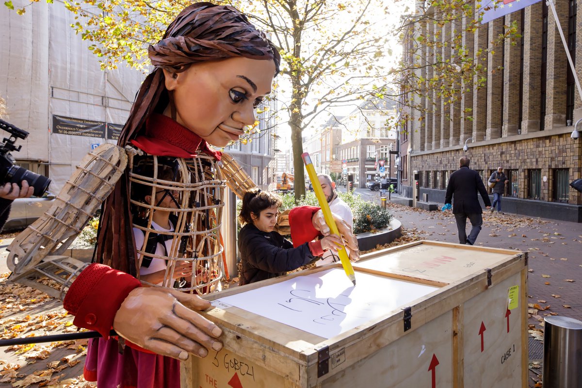 ASCommReporter's tweet image. Little Amal, an eleven-foot part-animatronic puppet,  is set to visit Bradford on Monday to experience the joys of literature for World Refugee Week. Read more here: bit.ly/3tGsNhH