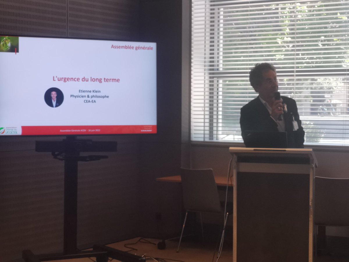 On termine la journée avec l'intervention d'Étienne Klein sur le thème "l'urgence du long terme". Une belle Assemblée générale 🤩