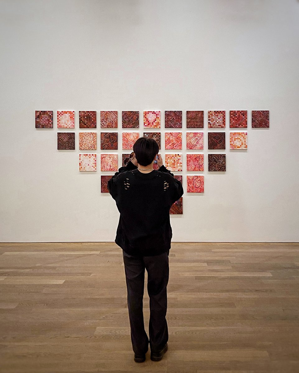 mudamlux's tweet photo. In einer schwierigen Lebensphase stellte #JuttaKoether ihre Kunst in Frage und kolorierte 512 Tage lang die Karos eines Blattes Papier. Dies führte zu "Berlin Boogie (Bruised Grid #7)", mit der Idee, vergangene Zeit zu sammeln. In der #Ausstellung "25 Jahre #MudamSammlung". https://t.co/SREZnIjQJs