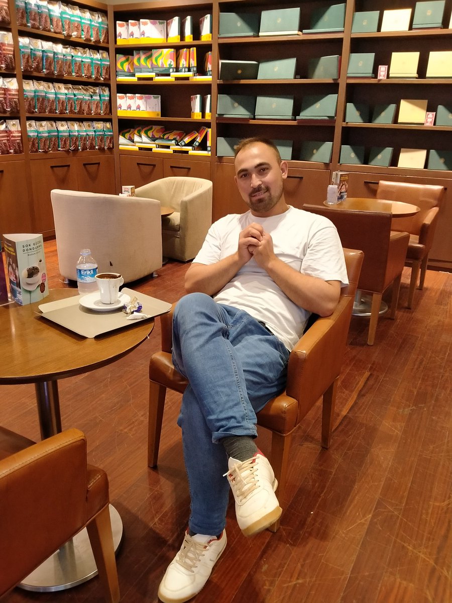 Kim olursan ol;
Yüreğindeki merhametinle gel.. 
Sevginle gel....
Gel işte...

 🌹