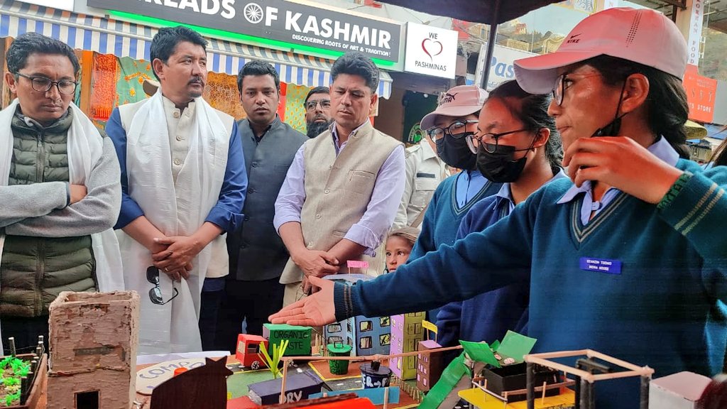 prasarbharti's tweet photo. Display of Dist level #ScienceExhibits for the public at Leh main bazaar.
@LAHDC_LEH CEC Tashi Gyaltson &amp; Ladakh MP @jtnladakh visited stalls. SSP @pdnitya , @dse_ladakh Dir SafdarAli also present. https://t.co/JsClG32hhX