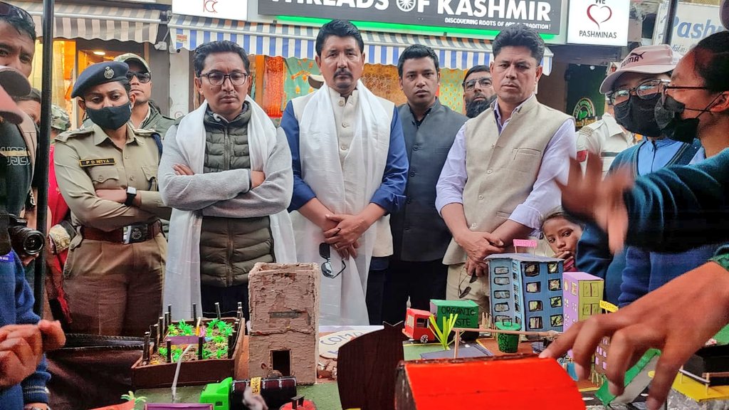 prasarbharti's tweet photo. Display of Dist level #ScienceExhibits for the public at Leh main bazaar.
@LAHDC_LEH CEC Tashi Gyaltson &amp; Ladakh MP @jtnladakh visited stalls. SSP @pdnitya , @dse_ladakh Dir SafdarAli also present. https://t.co/JsClG32hhX