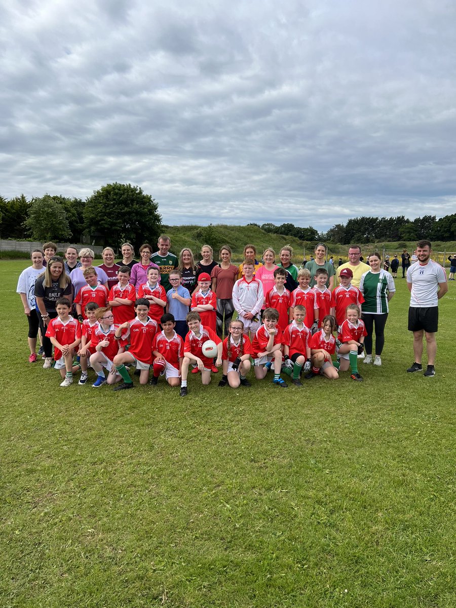 Eoinmurtagh1's tweet photo. Very exciting day today coaching in @scoilmhuirescmj there was a lot of skill on show from both students and staff. @MoorefieldGaa #activeweek22 https://t.co/YcDFTDAs24