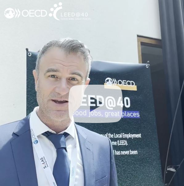 It's never too late... to join us via your screen in Cork  🇮🇪  for the #OECD Local Development Forum 2022

<a href="/ShayneMac88/">Shayne MacLachlan</a> gives us a tour of the sessions, local marketplace and the history of jobs &amp; local action <a href="/OECD/">OECD ➡️ Better Policies for Better Lives</a> #GoLocal

🔶 bit.ly/3xTUJBt
📺 youtu.be/awyeRBDKQiI