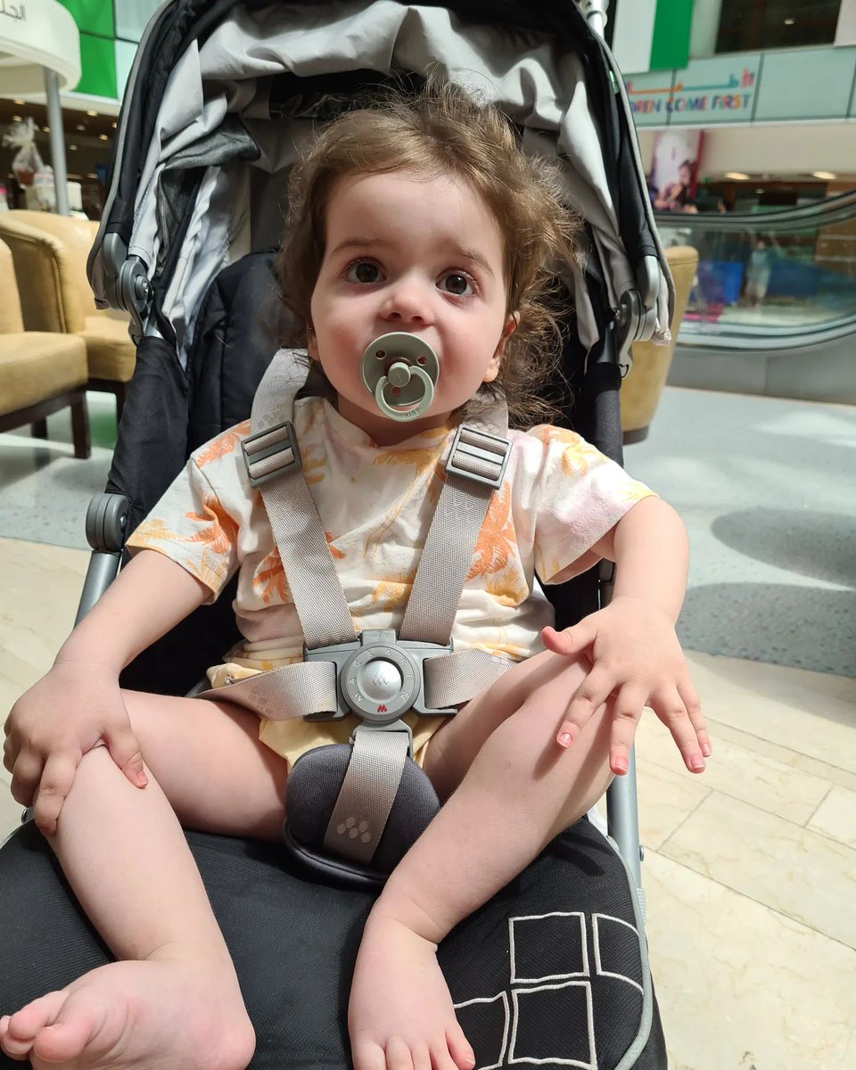 Hastaneden herkese merhaba ❤️
Dubai saatiyle 08:45'te hastaneye geldik ve nöroloji doktorumuz ile tanıştık. 
Pera'mızın sırt ve kalça röntgeni çekildi. Aav9 testinin sonucunu bekliyoruz.
Her şey gayet güzel ilerliyor, çok daha güzel günler göreceğiz.
Perayı takipte kalın.