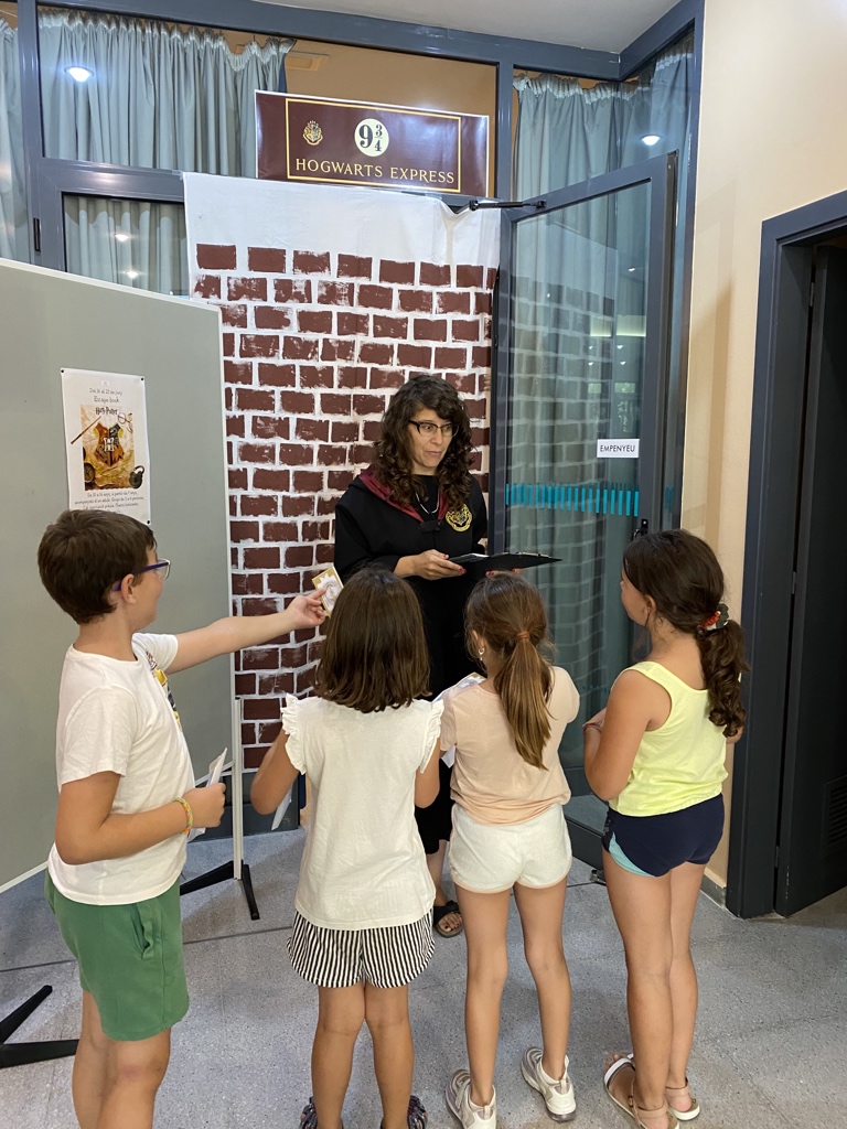 BibliotequesSPR's tweet photo. El primer grup participant a l’scape book de Harry Potter és a punt de començar la seva missió! Quins nervis!!! #BMdP #spribes https://t.co/cOJT32nRNH