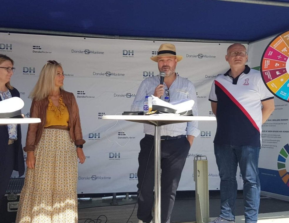 Tak til <a href="/BirgitteBergman/">Birgitte Bergman</a> <a href="/Birgittevind/">Birgitte</a>, Jesper Elsborg Bonde og @AndersOSK for en god quiz og debat om verdensmål ombord på Postbåden Peter hos #blaadk Ingen tvivl om, at ambitionerne er høje - både blandt virksomheder og politikere 💪 #FMDK22 <a href="/DanskeMaritime/">Danske Maritime</a>