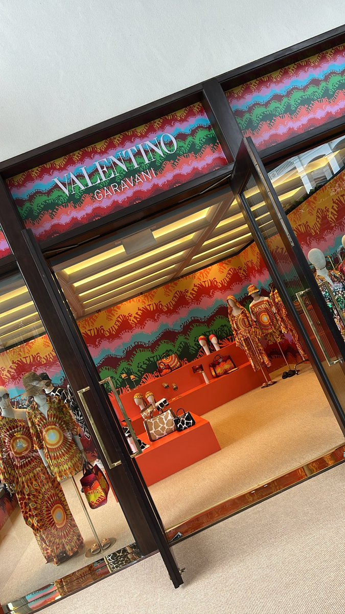 tanpakkee's tweet photo. The @MaisonValentino Escape capsule collection has popped up at Capella Singapore till 30 June! Get a first look at the collection here: https://t.co/sNgjUINIdJ