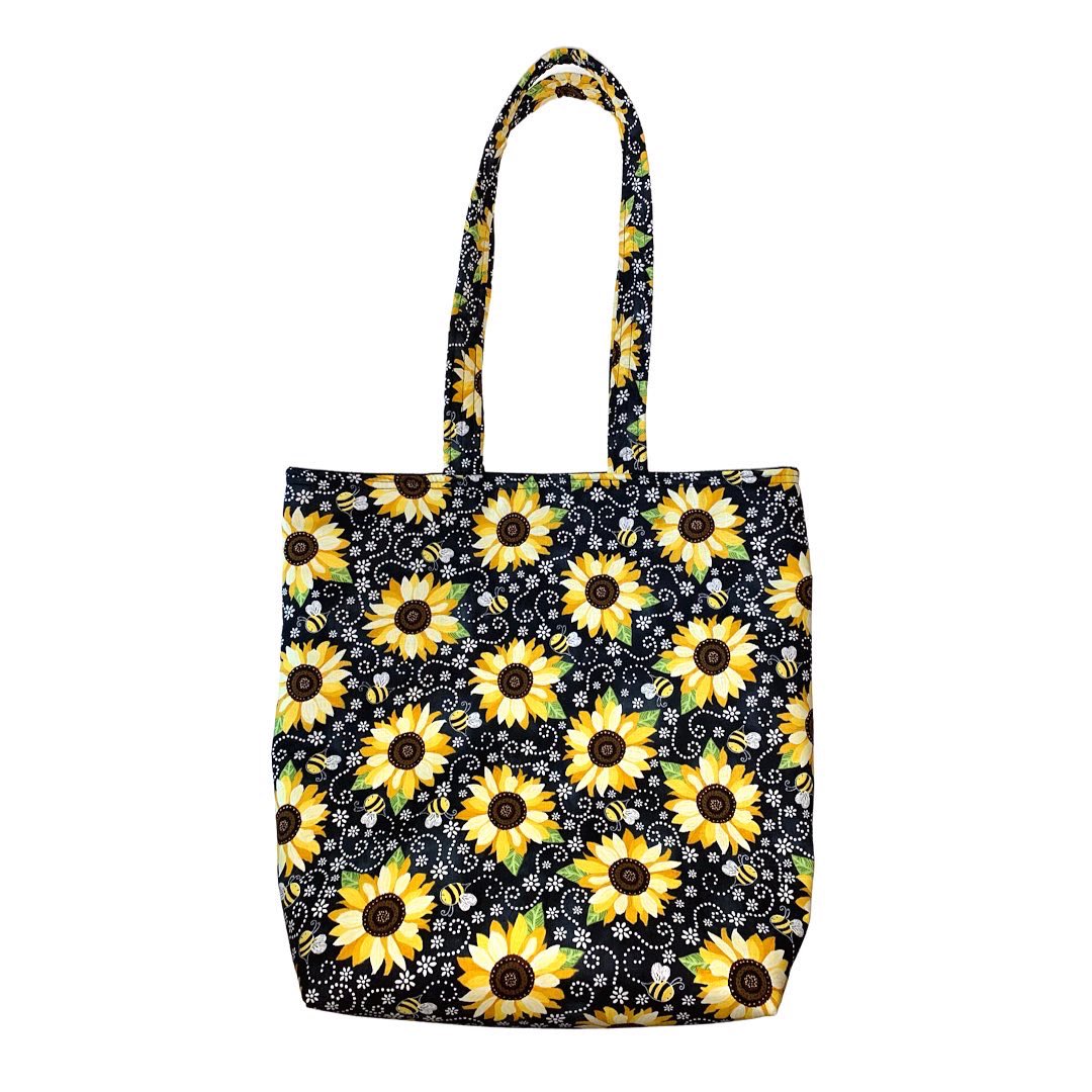 Large tote bags with inside pockets are up 🤍🤍🤍