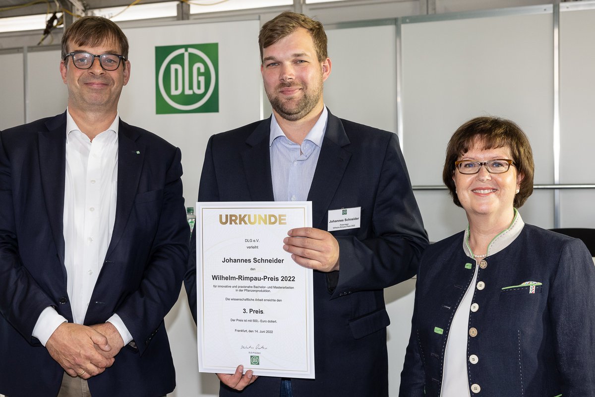Leibniz IPK (@leibnizipk) on Twitter photo Alle zwei Jahre vergibt die <a href="/DLGeV/">DLG e.V.</a> während ihrer <a href="/feldtage/">DLG-Feldtage</a> den Wilhelm-Rimpau-Preis. Mit Johannes Schneider ist in diesem Jahr auch ein junger Forscher des <a href="/LeibnizIPK/">Leibniz IPK</a> unter den Preisträgern. Herzlichen Glückwunsch!
➡️Alle Infos: bit.ly/3zHfv8o Alle zwei Jahre vergibt die <a href="/DLGeV/">DLG e.V.</a> während ihrer <a href="/feldtage/">DLG-Feldtage</a> den Wilhelm-Rimpau-Preis. Mit Johannes Schneider ist in diesem Jahr auch ein junger Forscher des <a href="/LeibnizIPK/">Leibniz IPK</a> unter den Preisträgern. Herzlichen Glückwunsch!
➡️Alle Infos: bit.ly/3zHfv8o