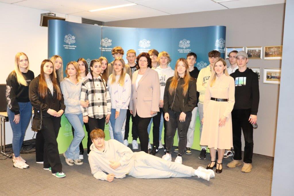 VKontrole's tweet image. 🎓Turpinot sadarbību, maijā ar Rīgas Tirdzniecības profesionālās vidusskolas skolēniem runājām par @VKontrole darbu, ētikas principiem valsts pārvaldē un revīziju veidiem! 
🧑‍💼Ja arī Tu vēlies uzzināt – ko dara revidenti, seko @Vkontrole ℹ️  &amp;amp; jau rudenī “Iekāp Revidenta kurpēs!”