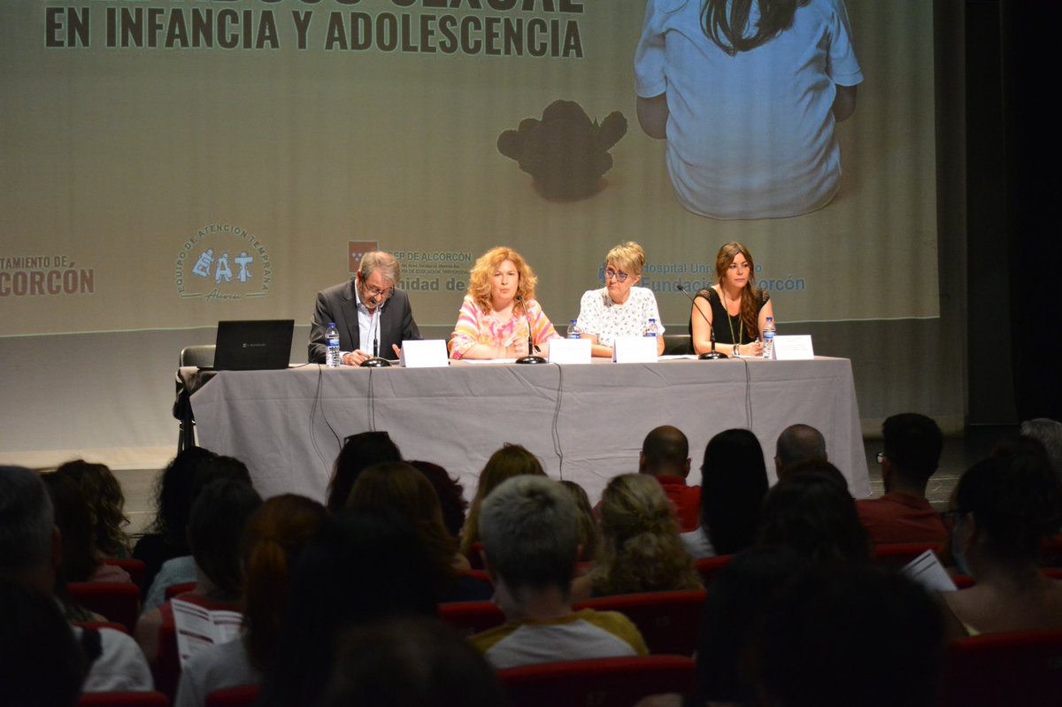 natadeandres's tweet photo. Hemos comenzado el día inaugurando las “I Jornadas sobre la prevención y tratamiento del abuso sexual en la infancia y la adolescencia”.
Un exito d asistencia y convocatoria, organizado por la @AlcorconSSocia1 para dar visibilidad a un problema que tenemos q solucionar.
#Alcorcón https://t.co/EcGyxuOmaB