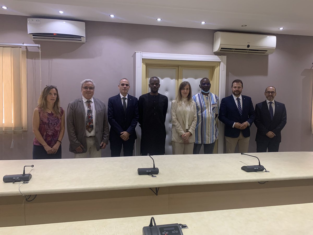 Soldevilajr's tweet photo. Assistim al seminari de la @CasCatSen a la seu del CESE a Dakar, acompanyant a @exteriorscat. Hem reflexionat sobre la diàspora Senegalesa a Catalunya i la governança de les migracions. Ha obert l’acte l’HC @_VictoriaAlsina. Gran intervenció de @MawaNdiaye. https://t.co/AUsYiQkwT6