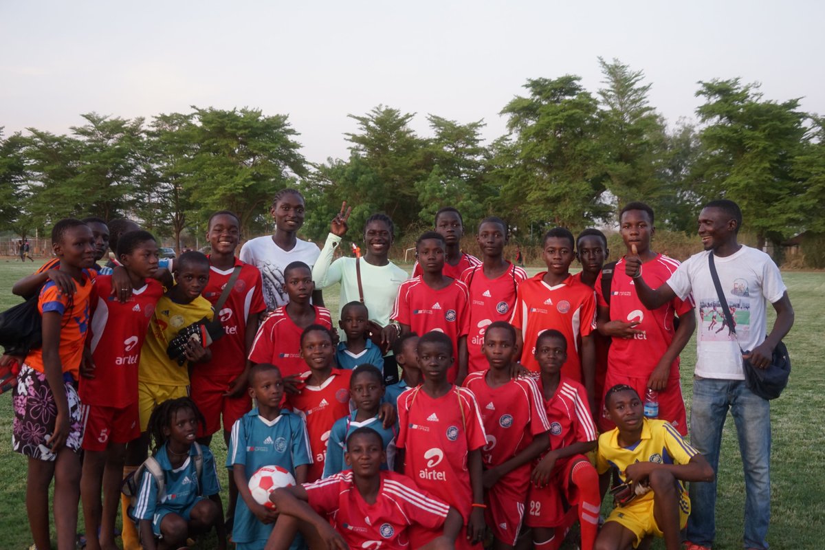 LabeurJ's tweet image. La championne africaine du 200 mètres,Aminatou Seyni a fêté la journée de l’enfant africain en posant lors d'un entraînement avec de jeunes footballeurs et en leur prodiguant des conseils. 
@PresidenceNiger  @_AfricanUnion