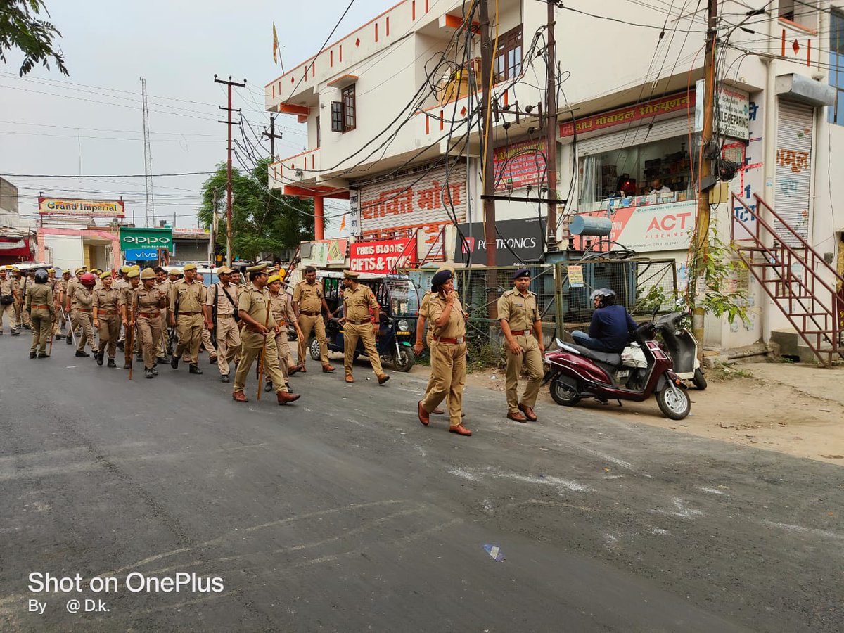 east_dcp's tweet photo. #CPLucknow @dhrubathakur के मार्गदर्शन में #DCPEast @AmitKAnandIPS के निर्देशन आगामी जुमा की नमाज पर कानून/ शांति व्यवस्था बनाए रखने के दृष्टिगत दि0 16.6.22 को ADCP ईस्ट द्वारा ACP कैंट एवं थाना आशियाना पुलिस बल के साथ पैदल रूट मार्च किया गया (1/2)
#UPPolice
#LucknowPolice https://t.co/7ASJv1anns