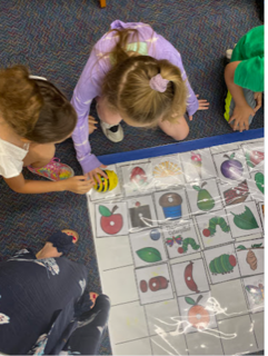 3VTechnology's tweet photo. 3V students work with librarians and #3vedtechcoaches on sequencing skills &amp; algorithms! 
@BeebotCo
 #3vtech https://t.co/K0eXxK2aAR