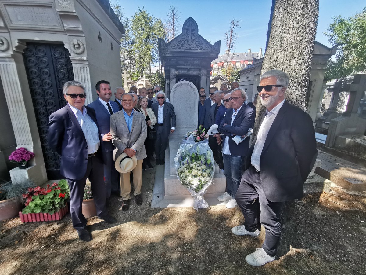 Aujourd'hui, au cimetière de Passy s'est déroulée la cérémonie en mémoire à Thierry Roland. Cela fait 10 ans qu'il nous a quitté.