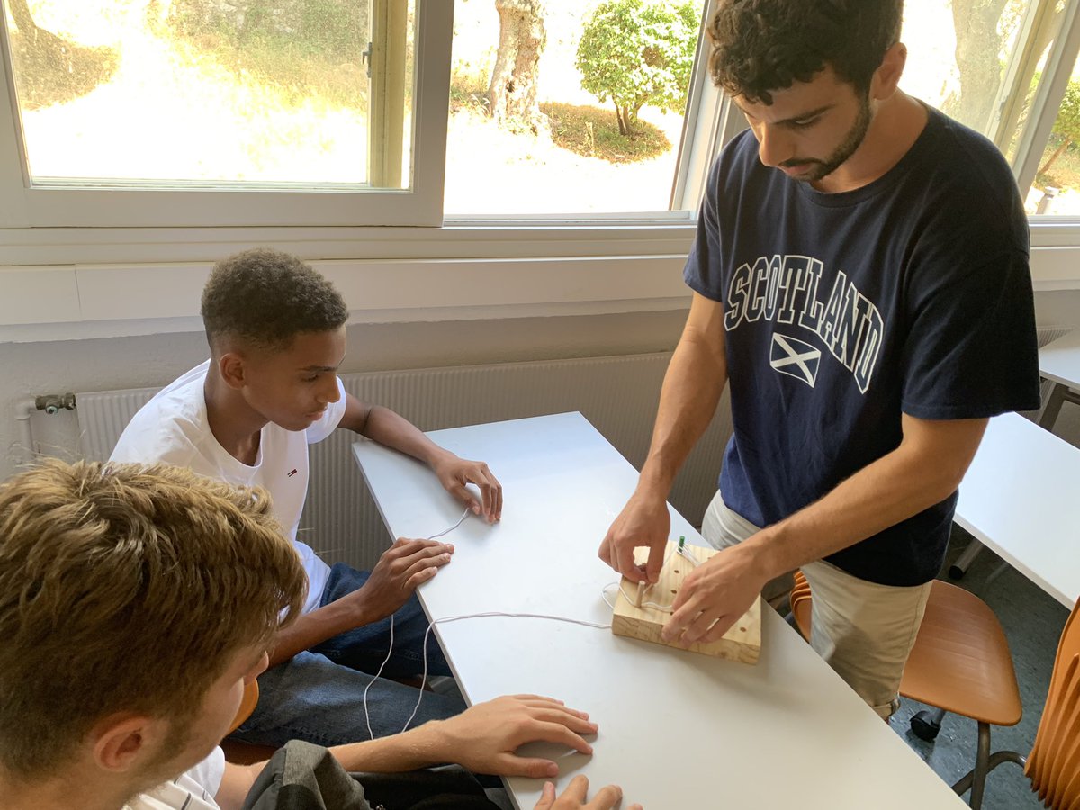 Mathemarium's tweet image. #mathc2+ #Nice06 5ème atelier sur le groupe fondamental, ou « comment accrocher un cadre autour de n clous de sorte qu’en enlevant 1 seul clou, le cadre tombe » 😁