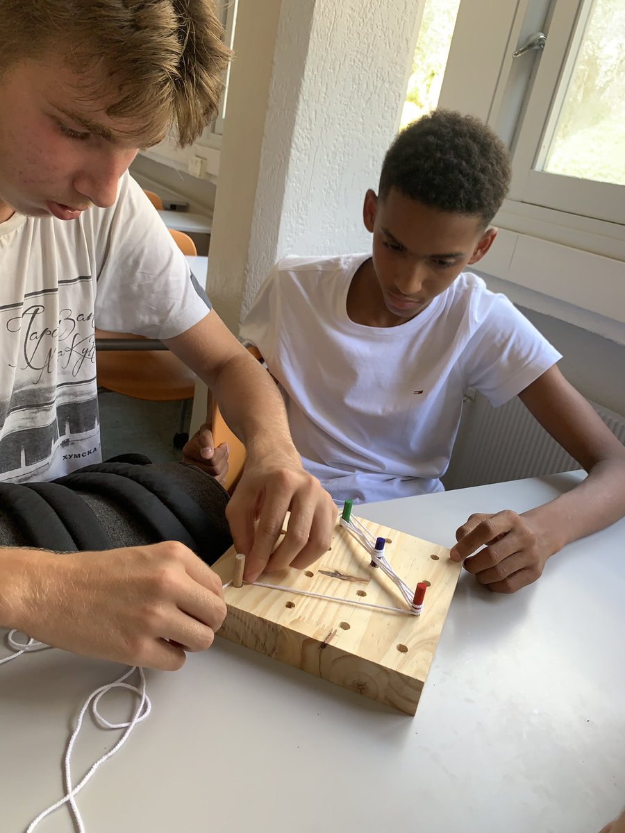 Mathemarium's tweet image. #mathc2+ #Nice06 5ème atelier sur le groupe fondamental, ou « comment accrocher un cadre autour de n clous de sorte qu’en enlevant 1 seul clou, le cadre tombe » 😁