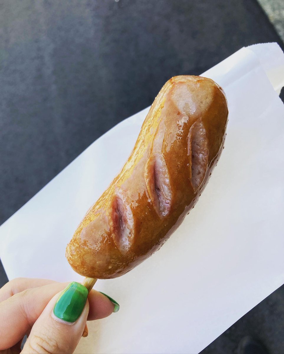 久々の ギンレイ散歩 神楽坂上がって近くまで来たので 寄ってしまった 大野屋牛肉店 さん 今回はデッカいソーセージ 熱々 ジ 22 06 16 飯田橋ギンレイホール