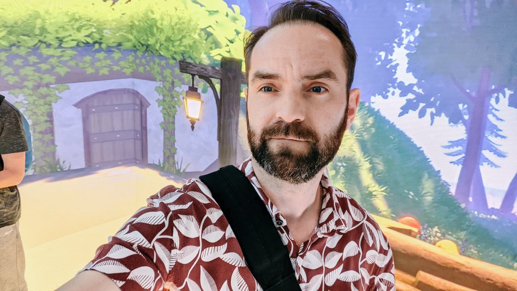 simonpmobbs's tweet photo. Attended a brilliant workshop about #GamesDesign engines at #UniPortCCIXR Given an overview of how rapidly the software has evolved to be used in #Film, #Architecture &amp; #Education contexts. Also got a hands-on intro to #Unreal engine and met #creaturebionics actor @AceRuele. https://t.co/oDnxM1hlpf