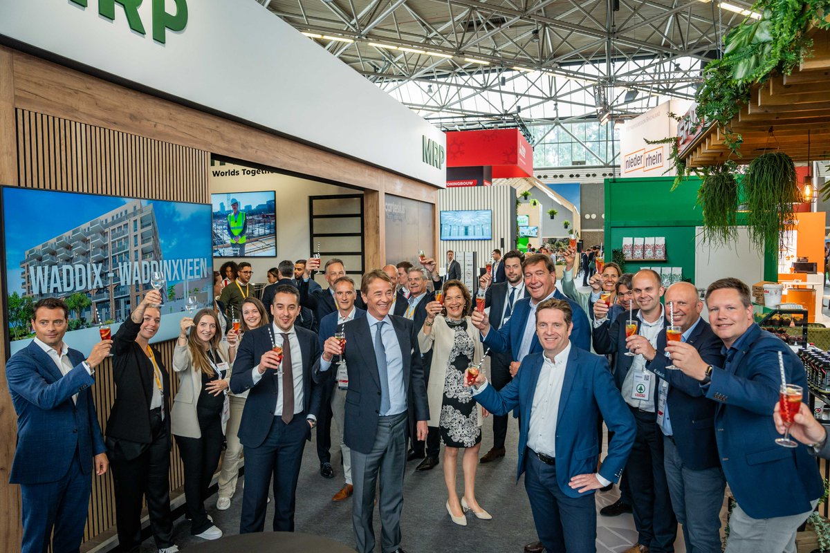 MRPDEV's tweet photo. MRP en SPAR hebben tijdens de #PROVADA een intentieovereenkomst getekend voor #SPAR city met een shop-in-the-shop van The Tosti Club in #WFCAmsterdam. https://t.co/cs5cMTtx3N

#wfcamsterdam #westas #amsterdamnieuwwest #gemeenteamsterdam #supermarkt #SPARNederland  #foodretail https://t.co/Jp4JgU4uaR