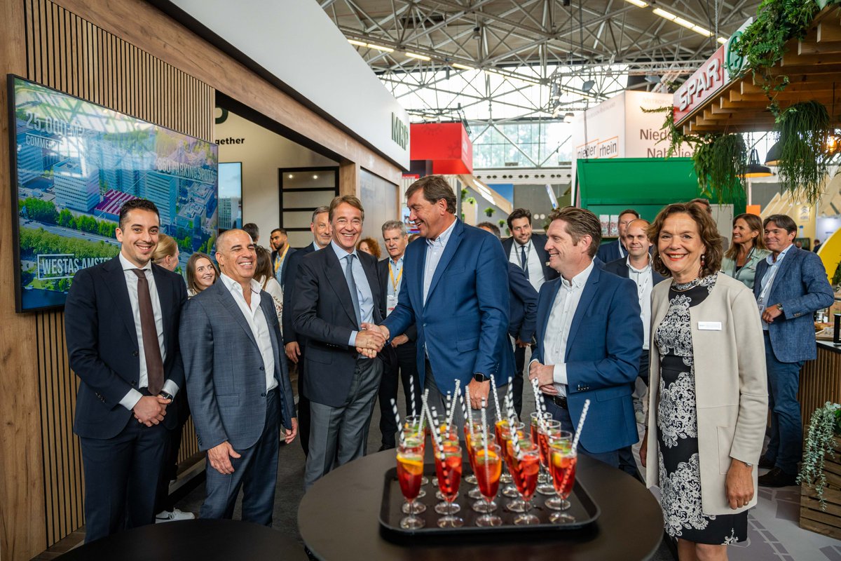 MRPDEV's tweet photo. MRP en SPAR hebben tijdens de #PROVADA een intentieovereenkomst getekend voor #SPAR city met een shop-in-the-shop van The Tosti Club in #WFCAmsterdam. https://t.co/cs5cMTtx3N

#wfcamsterdam #westas #amsterdamnieuwwest #gemeenteamsterdam #supermarkt #SPARNederland  #foodretail https://t.co/Jp4JgU4uaR