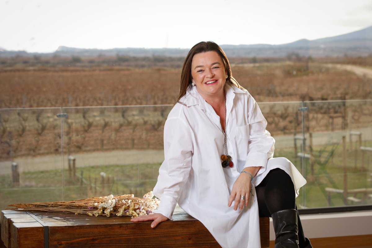 Queremos que le pongas cara y ojos a ZINIO. Y arrancamos con Mariola, nuestra Directora de Exportación. Gallega de nacimiento, riojana de adopción. Nuestra galleguiña es un espíritu libre que llena de buena energía esta bodega ✨ #ziniobodegas #bodega #winery #vino #equipozinio