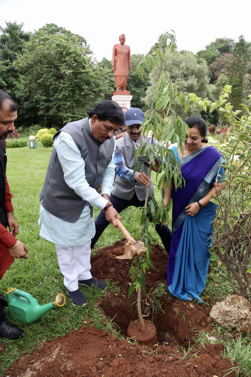NiraniMurugesh's tweet photo. Our environment needs to be appreciated everyday. We need to go beyond words &amp; take action as responsible citizens to keep our surroundings greener, cleaner &amp; safer. I planted a sapling today at Vidhana Soudha in a drive organised by the Sustainable Environment Development Trust. https://t.co/sOdcPYJtbr