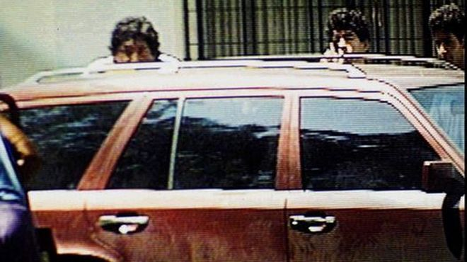 TorresErwerle's tweet photo. En febrero de 1994, Maradona descansaba en una quinta en Moreno.

Los periodistas se acercaron al lugar esperando a Diego, y a él se les ocurrió dispararles con un rifle de aire comprimido. 

4 periodistas fueron heridos, y a Maradona le dieron 2 años de cárcel en suspenso. https://t.co/gLiMWQIvfa