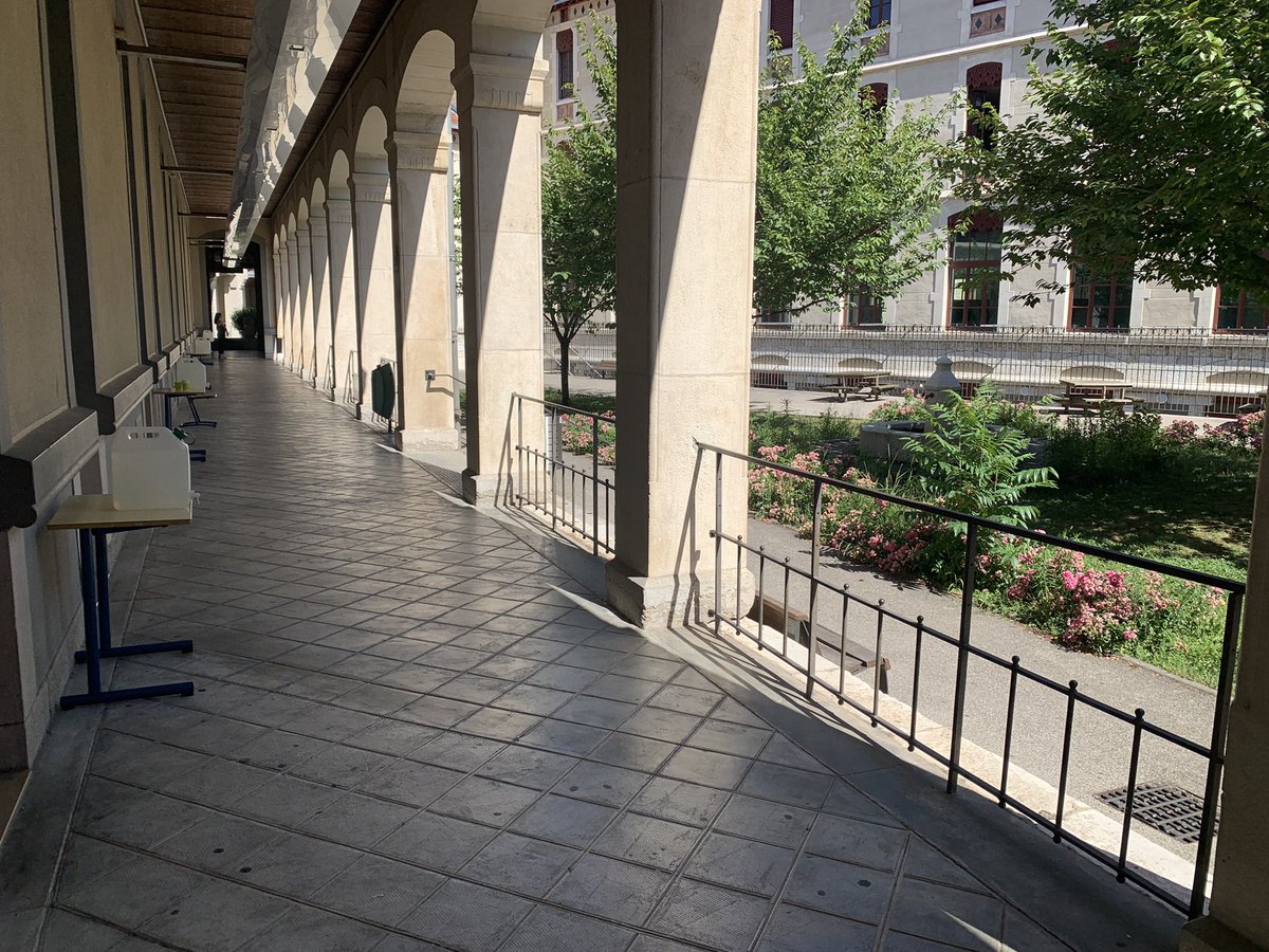 Des élèves de 1ère concentrés sur leur copie.
Aucun bruit. Seule l’eau de la fontaine se fait entendre.
Les vers de Baudelaire ne sont pas si loin.
Hydratation ✅
Inspiration ✅
Que chacun d’entre vous puisse donner le meilleur de lui-même lors de cette 1ère épreuve du #bac
#EAF