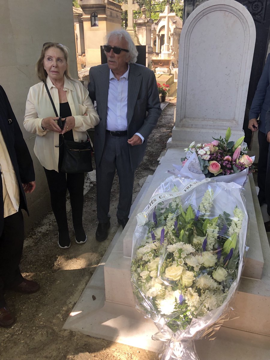 Dominique Grimault (@dominicgrimault) on Twitter photo #Hommage Thierry Roland. La tombe de notre ami est fleurie. 10 ans déjà. 🙏😇<a href="/JacquesVendroux/">Jacques Vendroux</a> <a href="/RobertNataf/">Robert Nataf</a> <a href="/mahe_patrick/">Patrick Mahé</a> <a href="/DenisEstelle/">Estelle Denis</a> #Hommage Thierry Roland. La tombe de notre ami est fleurie. 10 ans déjà. 🙏😇<a href="/JacquesVendroux/">Jacques Vendroux</a> <a href="/RobertNataf/">Robert Nataf</a> <a href="/mahe_patrick/">Patrick Mahé</a> <a href="/DenisEstelle/">Estelle Denis</a>
