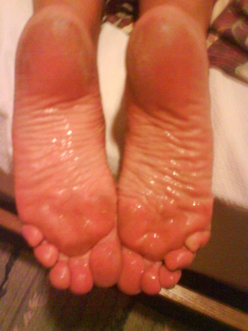 Avevano bisogno di essere annaffiate le piante della bagascia matura... @la_pocia @Sushisashimital @FeetDafne<a href="/tag/cumonfeet"class="tags"><span>#cumonfeet</span></a><a href="/tag/maturefeet"class="tags"><span>#maturefeet</span></a>