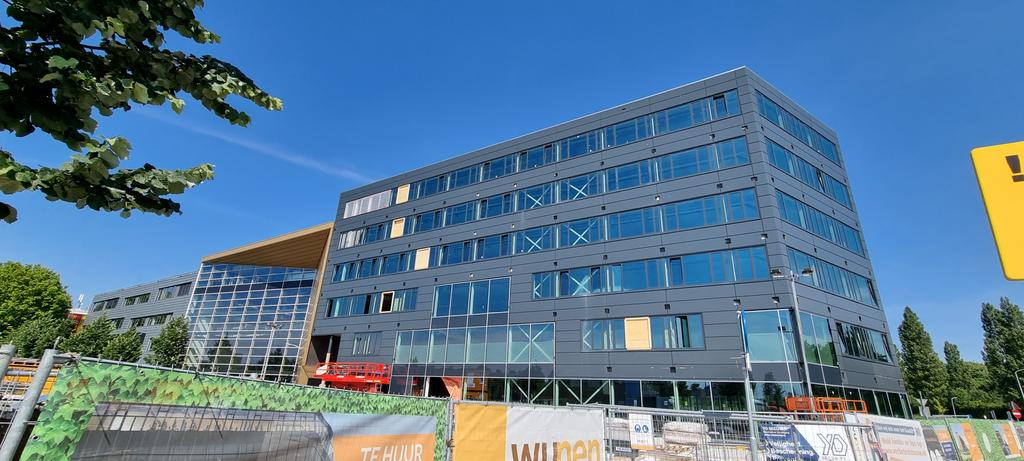 Vandaag heeft het #kopgebouw het hoogste punt bereikt. Straks het vaste honk van <a href="/HOdrechtsteden/">Hoger Onderwijs Drechtsteden</a> en <a href="/DordtAcademy078/">DordrechtAcademy</a>. Letterlijk en figuurlijk in open verbinding met <a href="/Duurzaamfabriek/">Duurzaamheidsfabriek</a> en <a href="/DaVinciCollege/">Da Vinci College</a>