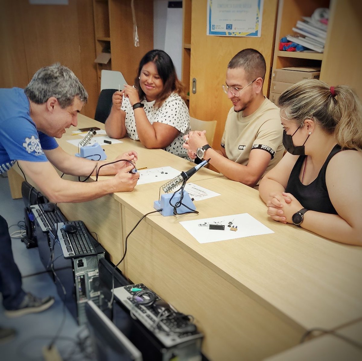 raivenra's tweet photo. Empezando la clase de soldadura de componentes electrónicos impartido por gente de @Brico_Labs, dentro del Curso de reparación y reciclaje de ordenadores de @ecosdosur y @ESFGALICIA
#ReciclajeElectrónico con #SoftwareLibre https://t.co/0RFv1sEaUs