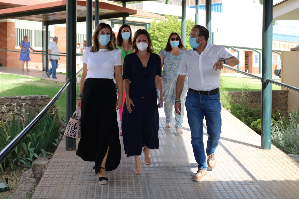 asprodisis's tweet photo. 👉Nos han visitado Patricia Navarro, Daniel Castilla y Pilar Conde, candidatos por Málaga al Parlamento andaluz por el PP, junto a Mª Paz Fernández y Natacha Rivas.
✅Hemos podido trasmitirles cuáles son las necesidades de nuestro sector en estos momentos.
#MiVozImporta https://t.co/eU7hvmOFkM