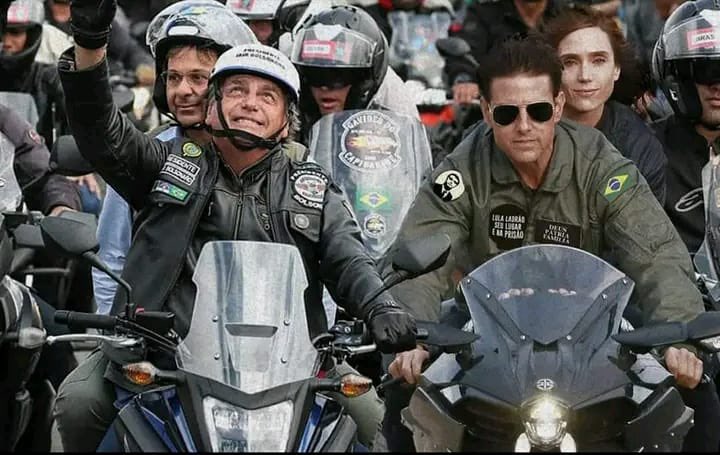 jairbolsonaro's tweet photo. - Não procede a participação do ator no passeio de moto realizado nos Estados Unidos. É uma fotomontagem. https://t.co/bBEo5ROLda