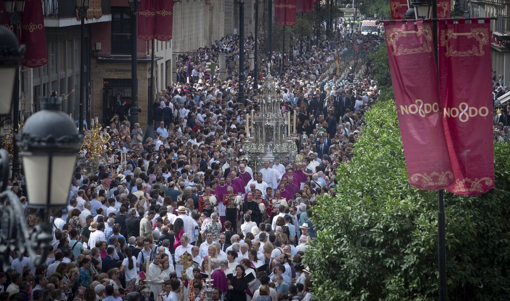 ArzobispoSaiz's tweet photo. Primer Corpus Christi en #Sevilla.
Solemne celebración de la #Eucaristía en la #Catedral y esplendorosa procesión por las calles. Me animo a decir: Sevilla, sé tú misma. Mantén vivas tus raíces cristianas, tus tradiciones, que han dado tantos frutos de fe, cultura y solidaridad https://t.co/j4kmi4jdfK