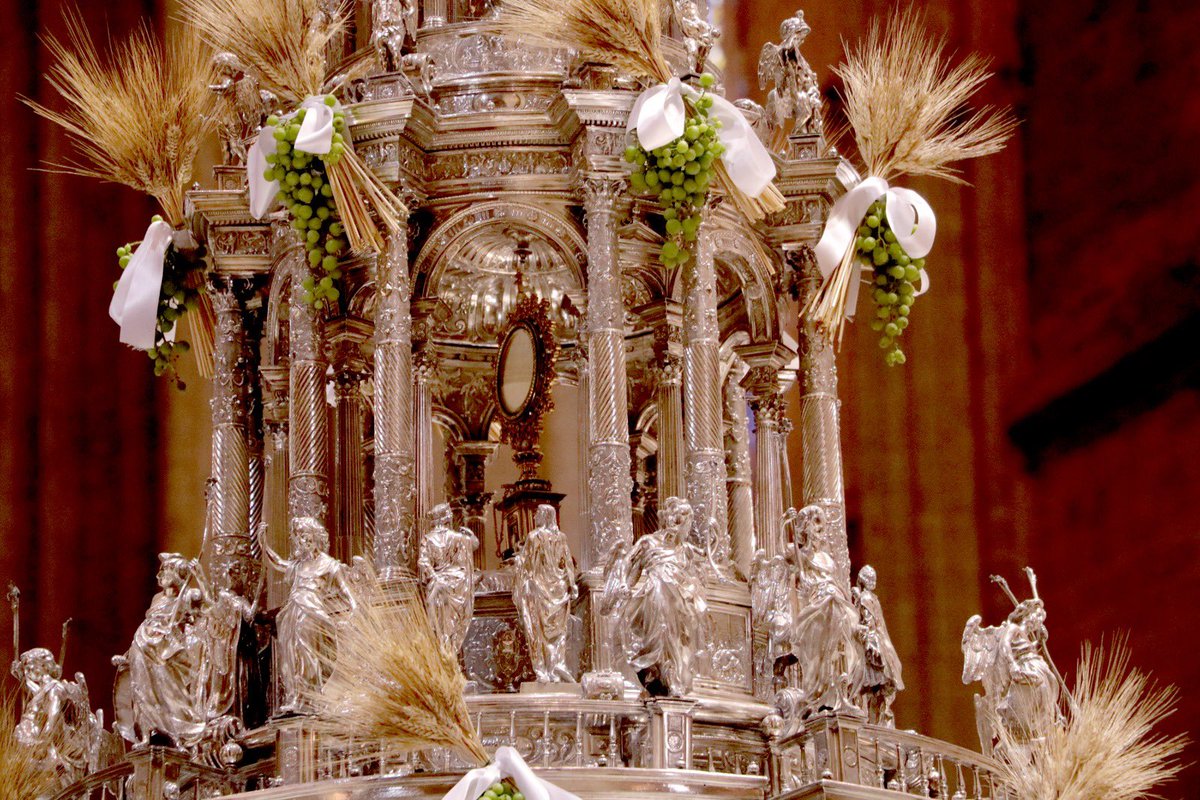 ArzobispoSaiz's tweet photo. Primer Corpus Christi en #Sevilla.
Solemne celebración de la #Eucaristía en la #Catedral y esplendorosa procesión por las calles. Me animo a decir: Sevilla, sé tú misma. Mantén vivas tus raíces cristianas, tus tradiciones, que han dado tantos frutos de fe, cultura y solidaridad https://t.co/j4kmi4jdfK