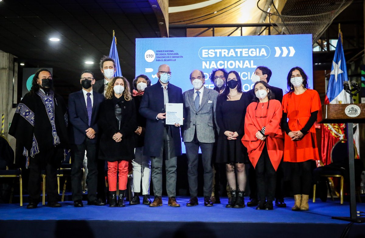 GiorgioJackson's tweet photo. Hoy el @ConsejoCTCI nos entregó la Estrategia Nacional de Ciencia, Tecnología, Conocimiento e Innovación para el Desarrollo.

Gracias a quienes trabajaron en su redacción. Es un honor poder recibirlo y ratificar nuestro compromiso de Gobierno con esta importantísima agenda. https://t.co/X9MfMvmdn4