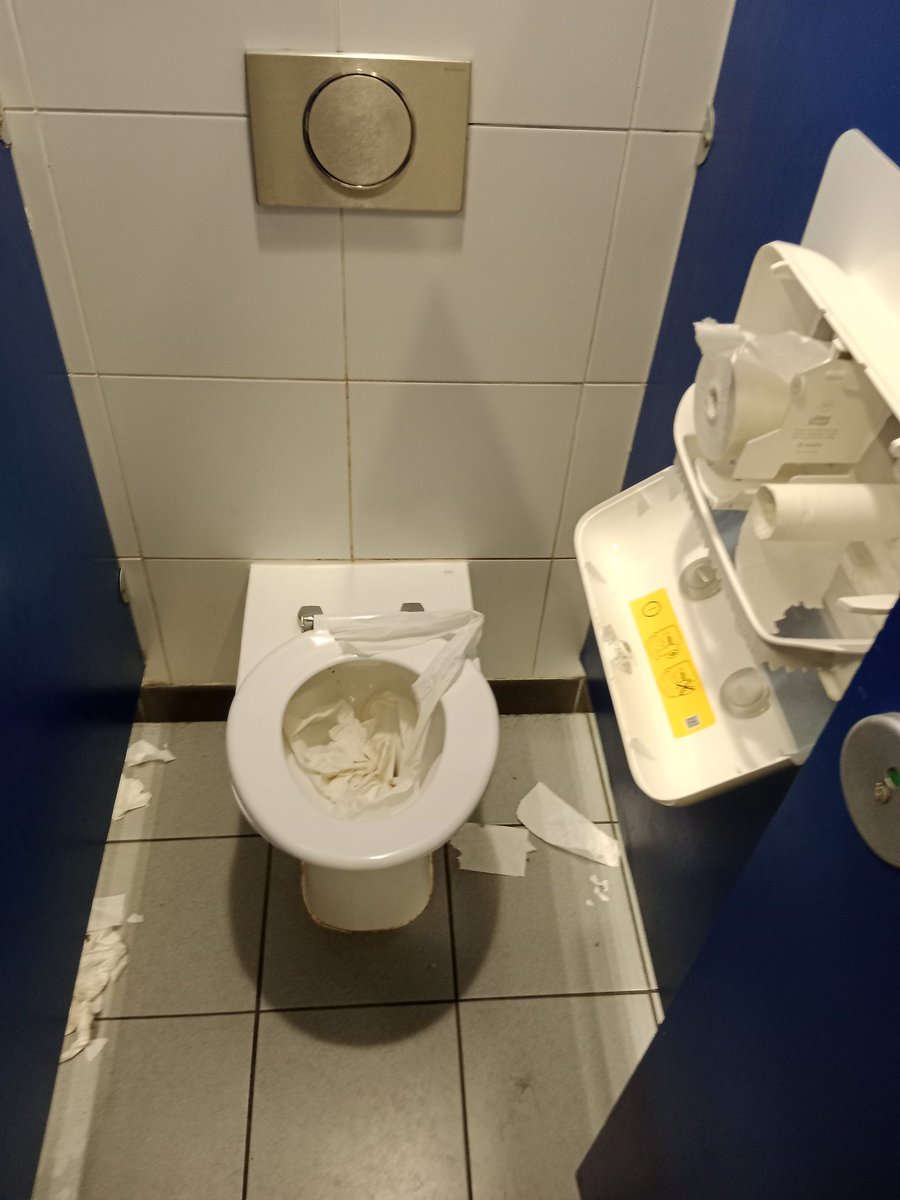 RaverLazer's tweet photo. An hour and a half of a wait and still no bags @DublinAirport @Failte_Ireland As for the toilets 🤮 https://t.co/4rUDONSHt7