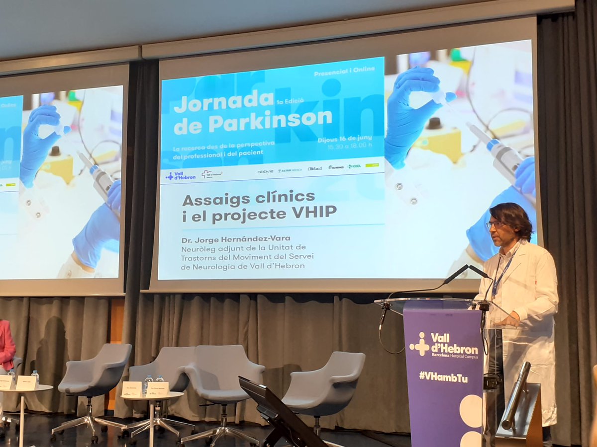 VHIR_'s tweet photo. El Dr. Jorge Hernández Vara, investigador del grup de Malalties Neurodegeneratives #VHIR, presenta què són els assaigs clínics i el projecte #VHIP: "l'objectiu és descobrir biomarcadors per facilitar el diagnòstic de #Parkinson, predir el pronòstic i millorar l'abordatge clínic". https://t.co/YHwgqcCySz