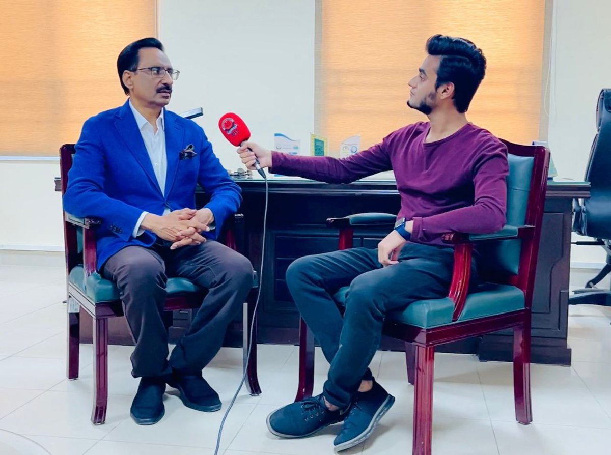 bumediahouse's tweet photo. Mr. Javed Chaudhry later gave a brief interview to our Student Ibtisam Alam in regards to how could we eliminate Polarization. @JavedChOfficial

#JavedChaudhry #BahriaUniversity #PakistaniPolitics #DigitalMedia #SocialMedia #Pakistan https://t.co/DIo9k0jKXO