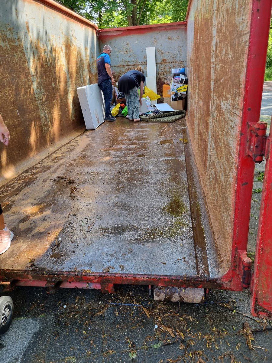 We zijn in <a href="/Vinkhuizen/">Vinkhuizen</a> bezig met het verbeteren van gezinswoningen. Ze worden verduurzaamd. Dan hebben we ook altijd grofvuilacties voor deze bewoners van @Nijestee . Het resultaat: 2 volle containers van 40m3. Het was weer een succesvolle actie met tevreden bewoners 😀