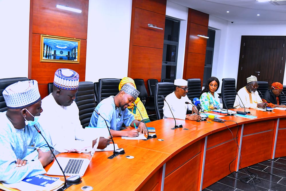 LisdelNig's tweet photo. @Mohd_Usman2012 and @umaabude engaging @DrHadiza Deputy Governor, Kaduna State and stakeholders on the optimization of Primary Health Care (PHC) outcomes through improvements in Reproductive, Maternal, Newborn, Child, Adolescent, Health and Nutrition (RMNCAH-N) in the State. https://t.co/m5Pl5yYlZK