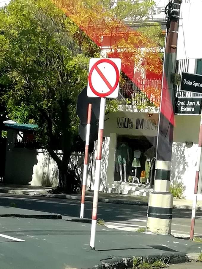 -Está prohibido
-Que cosa está prohibido?
-Prohibido dije