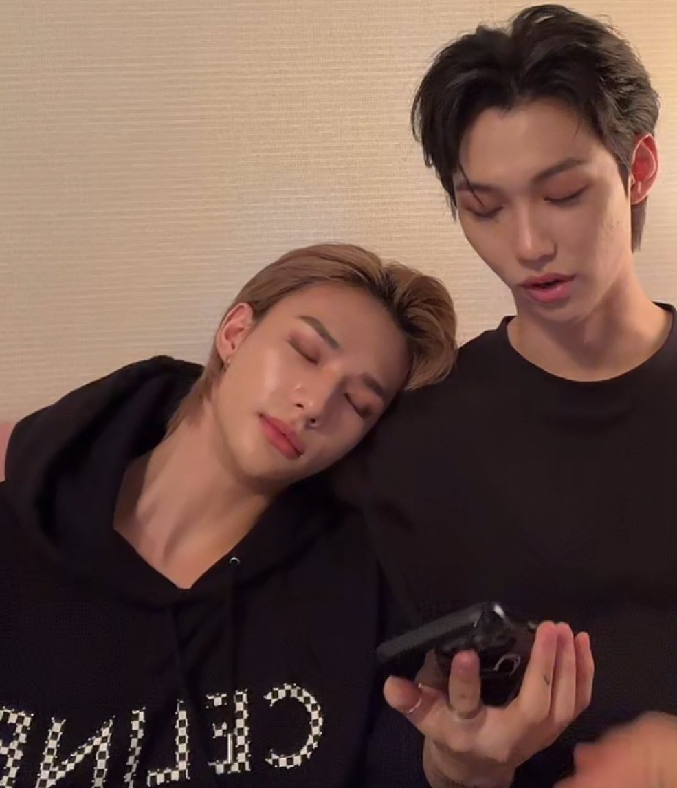 minunivers's tweet photo. Felix's shoulder is a safe place for Hyunjin 😭 https://t.co/bI1yc1N9rG